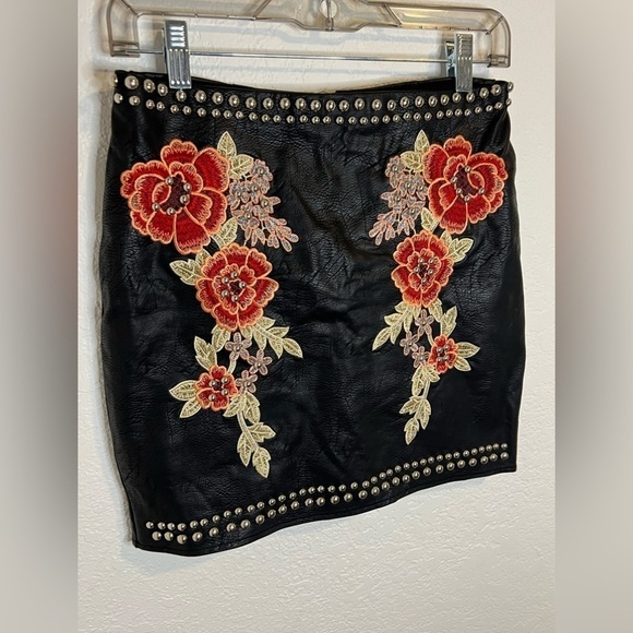 Romeo + Juliet Couture Embroidered Floral Studded Faux Leather Mini Skirt Sz Sm - Picture 2 of 8